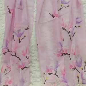 Kaunis, herkkä Taidehuivi vaaleanpunaiset ja lilat kukat vaaleanpunaisella pohjalla