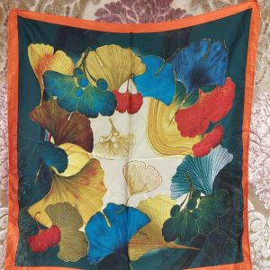 Upea, iso silkkimäinen, kiiltävä Huivi/ liina, värikkäät kuviot