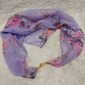 Kaunis vaaleanlila Huivi kukkakoristeilla ja magneetti-koru -kiinnityksellä