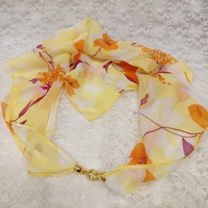 Iloinen keltainen Kukkahuivi magneettikoru -kiinnityksellä