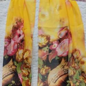 Kaunis keltainen Taidehuivi värikkäillä kukilla, liukuvärjätty