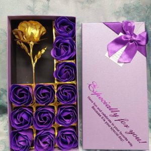 Kaunis Lahjarasia violeteilla Saippuaruusuilla + Nalle-maskotilla ja runolla -Tarjouspaketti