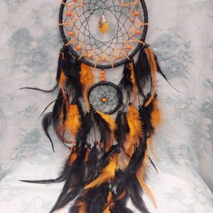 Upea iso Unisieppari kivi-amuletillä, musta-oranssi