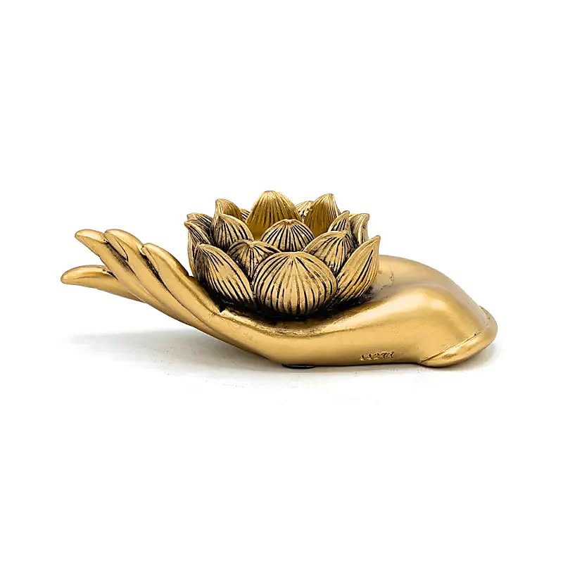 Kullanvärinen Käsi pitelee herkästi Kultaista Lotus -tuikkukuppia - Image 2