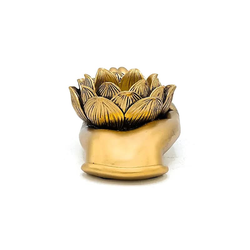 Kullanvärinen Käsi pitelee herkästi Kultaista Lotus -tuikkukuppia - Image 3