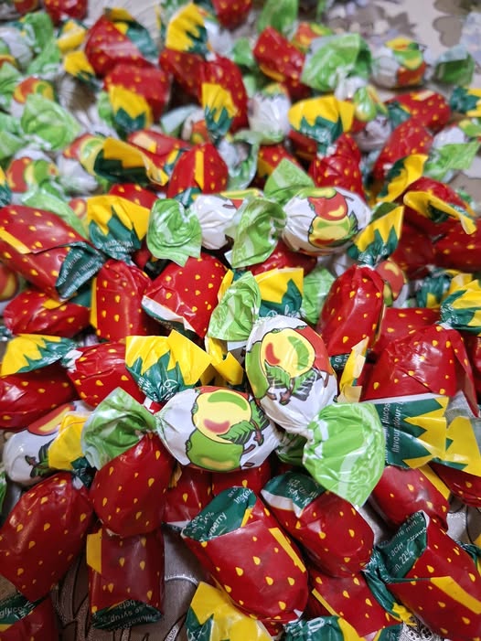 Mansikka-täytekaramellit + Omena-täytekaramellit -sekoitus, n. 100 g - Image 3