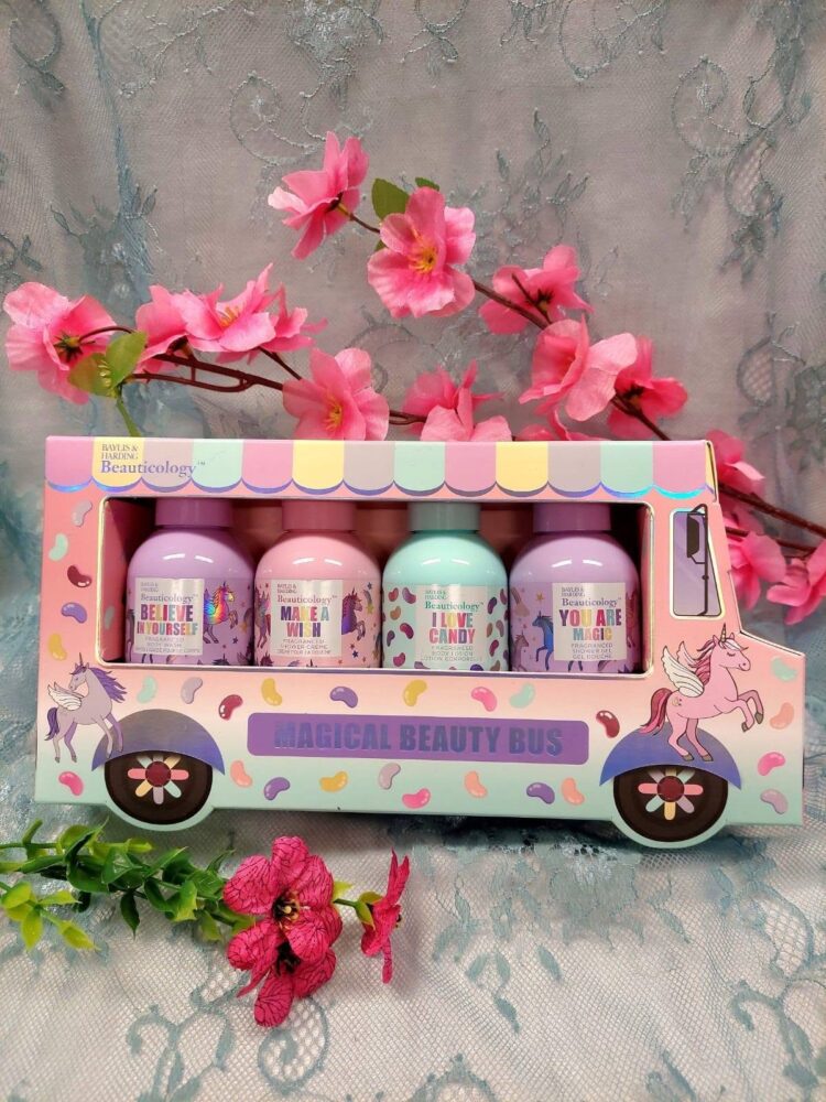Ihana Lahjapakkus, Magica Beauty Bus: Suihkusaippua + Suihkugeeli + Suihkucreme + Varatalovoide, karkkimaiset tuoksut -Tarjouspaketti - Image 2