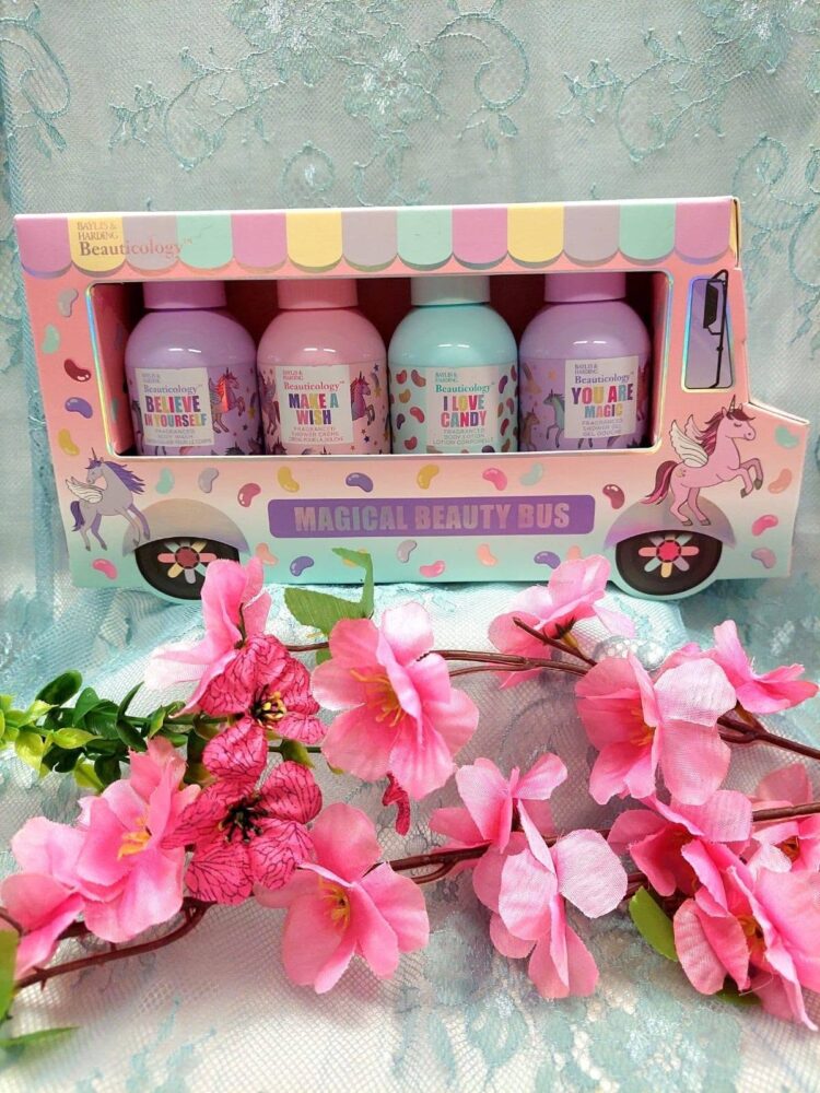 Ihana Lahjapakkus, Magica Beauty Bus: Suihkusaippua + Suihkugeeli + Suihkucreme + Varatalovoide, karkkimaiset tuoksut -Tarjouspaketti
