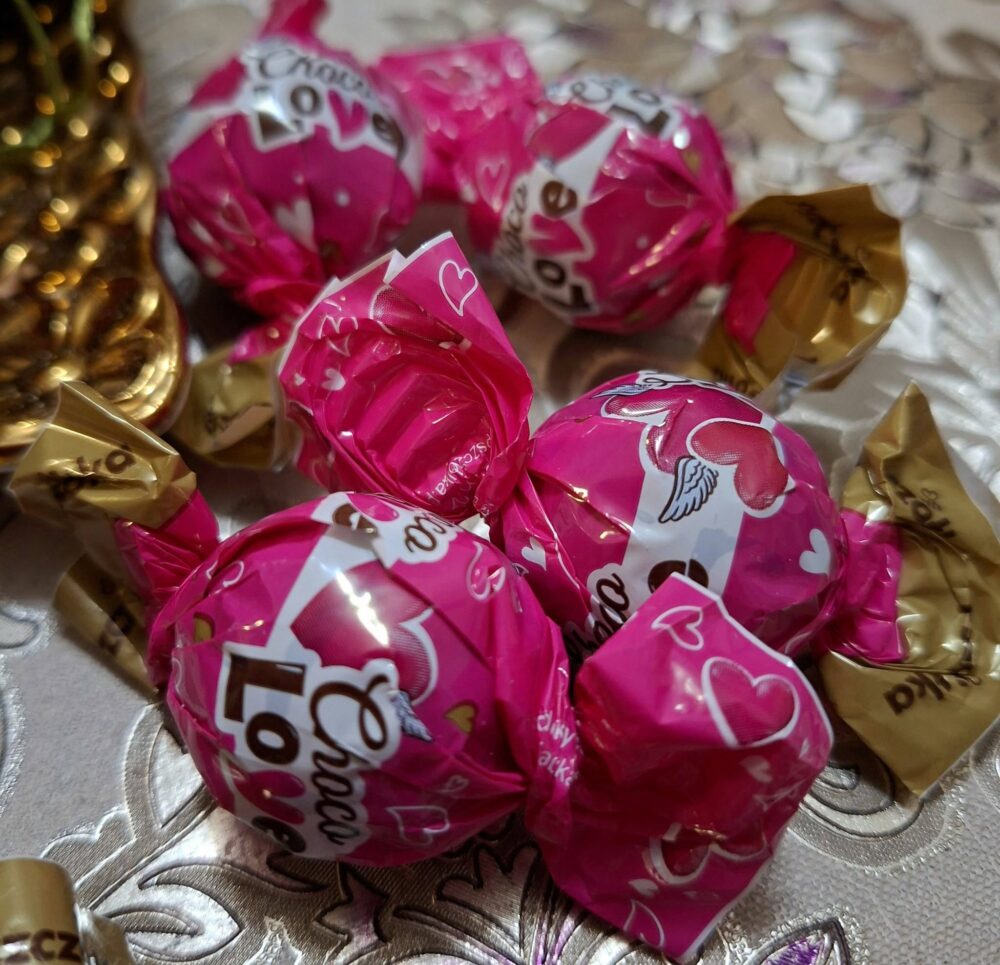 Isot Dolce Amo Choco Love -Rakkauskonvehdit + Dolce Amo -Pähkinäpralinekonvehdit -sekoitus, n. 100 g - Image 2