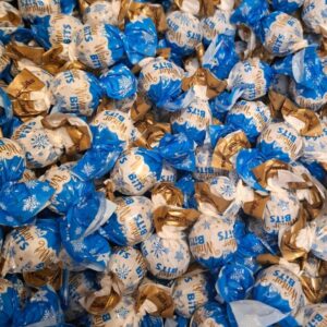 Winter Bits -Suomikonvehdit, Suklaapallerot herkullisella kindermäisellä täytteellä, n. 100 g