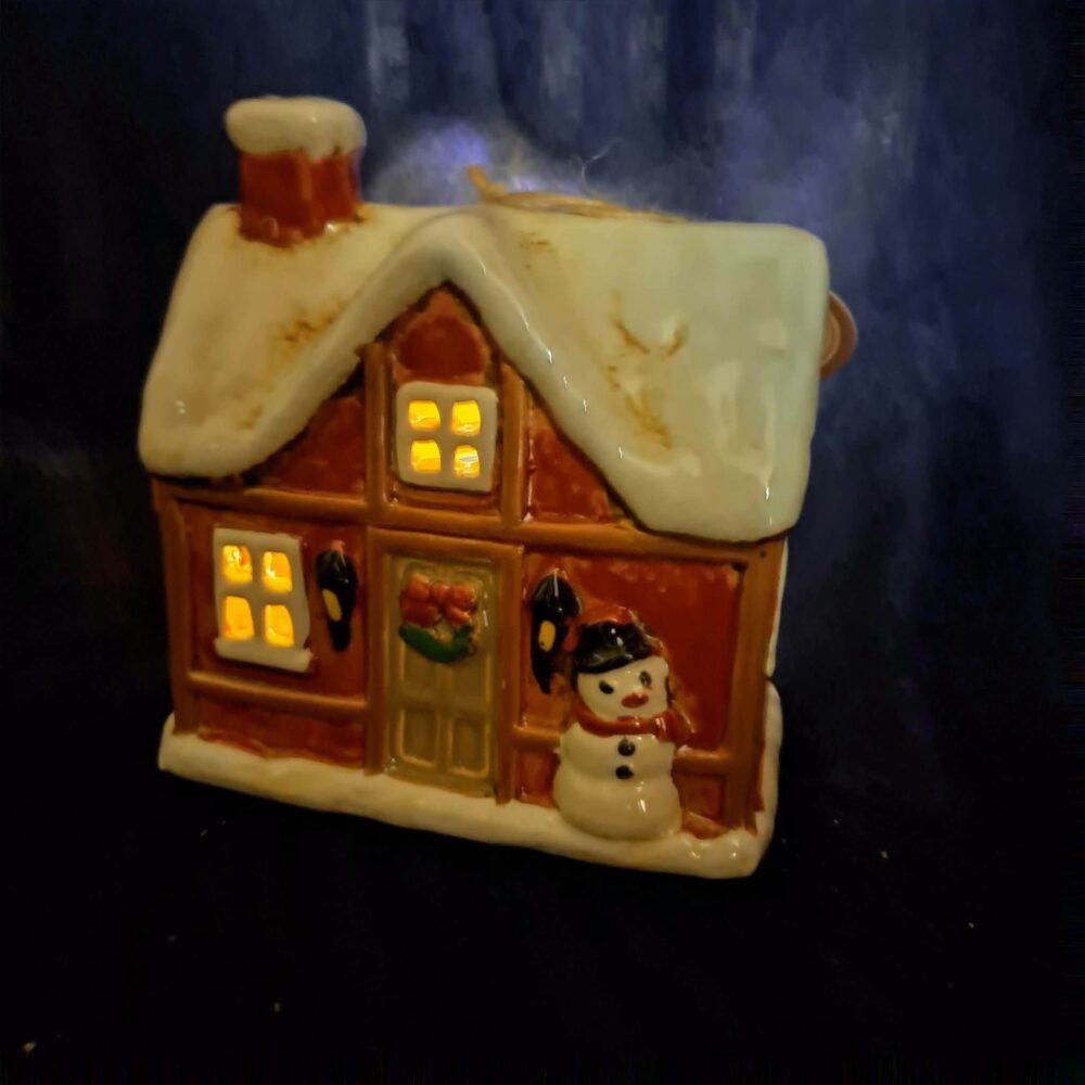 Keraaminen käsinmaalattu Village Pottery -Talolyhty, Lumiukko, 15,5 cm - Image 4