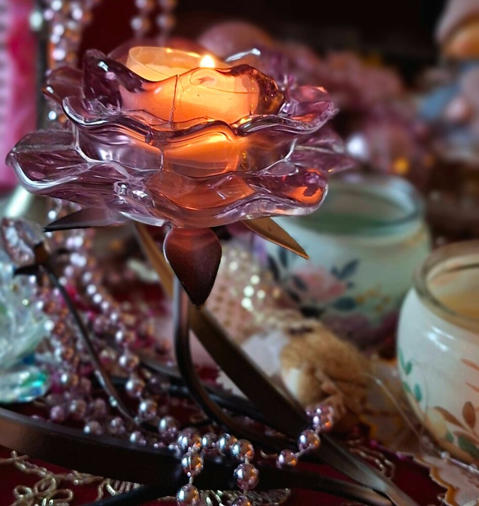 Kaunis, näyttävä lasinen pinkki Ruusu-tuikkualunen, 18 cm - Image 5